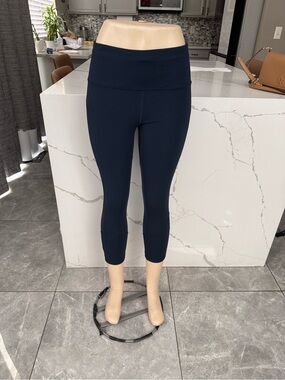 lululemon size 8Navy High-Waisted Cropped Leggings
